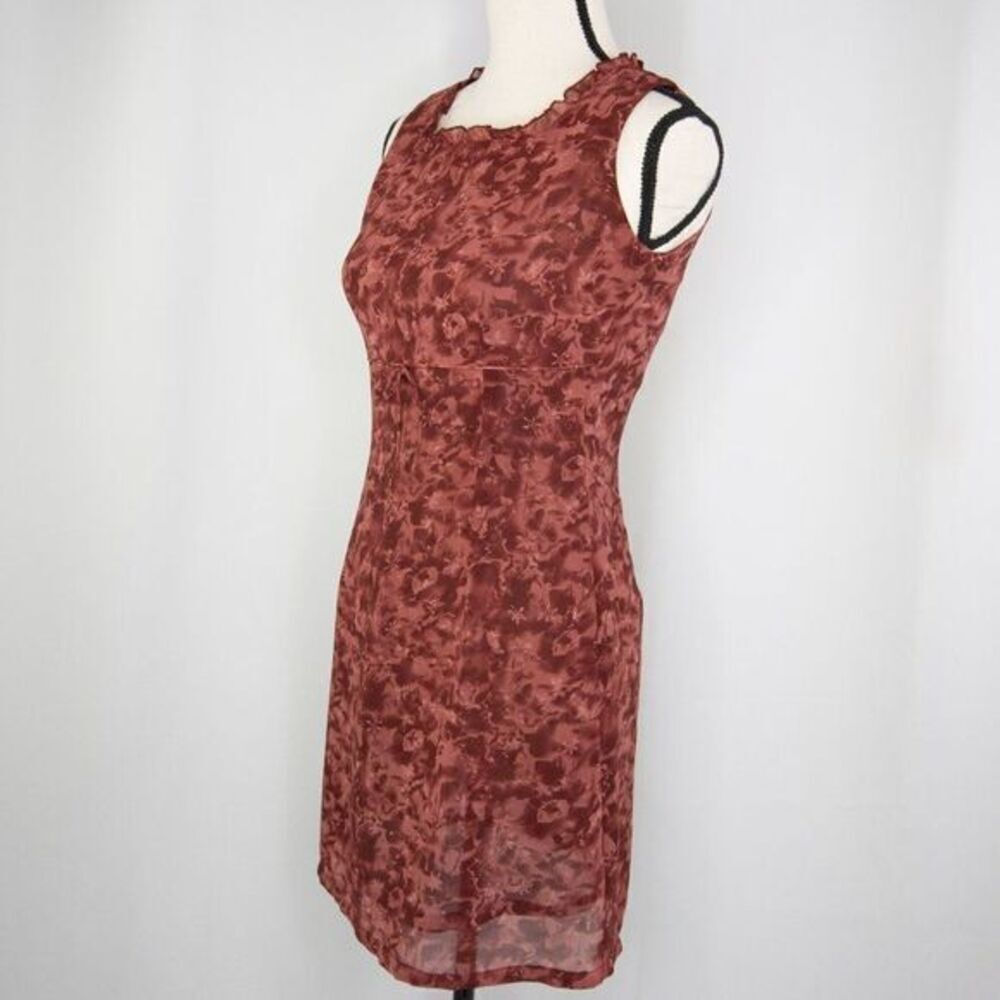 Vintage floral print sleeveless sheath dress with ruffle neck detail - Picture 7 of 16